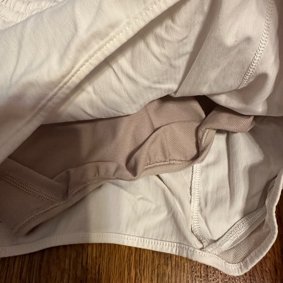 COPY - LULULEMON size 6 hotty hots shorts 2.5” white - Picture 5 of 5